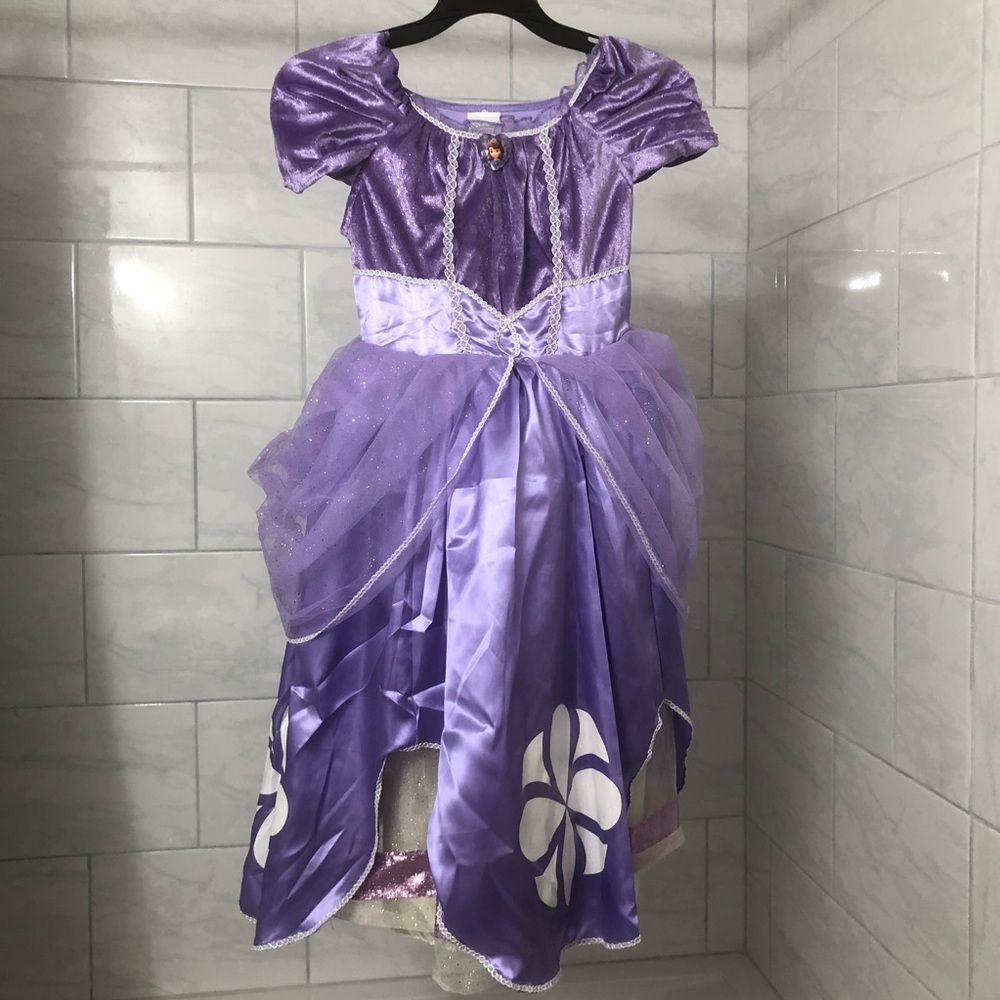 Sofía the first purple dress
